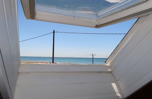 Plozevet House | Beautiful apartment in villa for 6 people with TV, terrace, pets allowed and parking