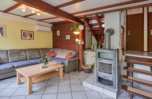 Frankenau House | Beautiful apartment in villa for 6 guests with WIFI, A/C, TV and patio