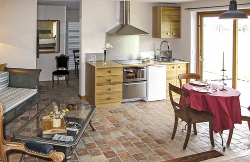 Corbon House | Beautiful apartment in villa for 3 guests with WIFI, pool, TV, patio and pets allowed