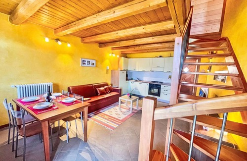 Peglio House | Beautiful apartment in villa for 6 guests with WIFI, TV and patio