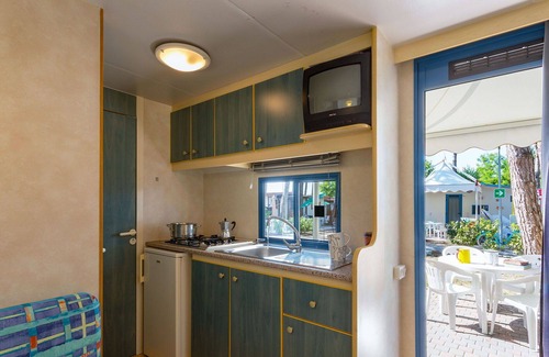 Zona XXXIV Casal Palocco House | Beautiful apartment in villa for 4 guests with A/C, pool, WIFI, TV, patio, pets allowed and park.