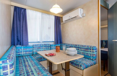 Zona XXXIV Casal Palocco House | Beautiful apartment in villa for 4 guests with A/C, pool, WIFI, TV, patio, pets allowed and park.