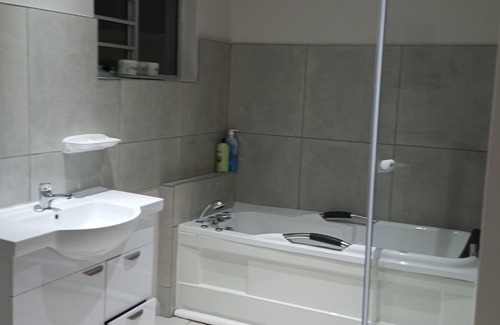 Pretoria Apartment | Beautiful Apartment in the heart of Pretoria. Very close to Brooklyn and Menlyn.