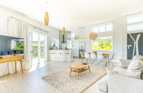 Karkari Peninsula House | Beautiful architecturally & interior designed home. 5 min walk to the beach.