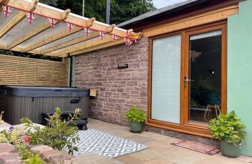 Blakeney House | Beautiful barn conversion/hot tub views
