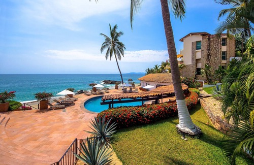 South Shore Hotel Area Condo | BEAUTIFUL BEACHFRONT CONDO 3BD