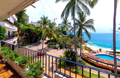 South Shore Hotel Area Condo | BEAUTIFUL BEACHFRONT CONDO 3BD