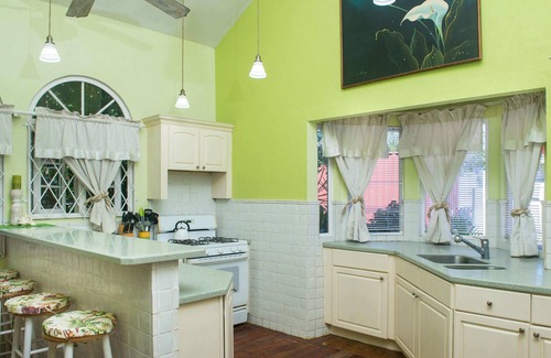 Worthing Villa | BEAUTIFUL BEACHFRONT LOCATION! On The Beach Villa, sleeps 8. Villa Benjamin.