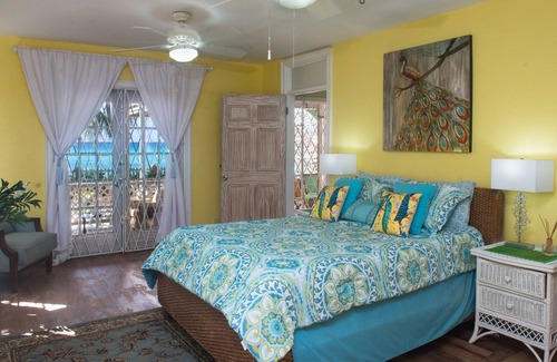 Worthing Villa | BEAUTIFUL BEACHFRONT LOCATION! On The Beach Villa, sleeps 8. Villa Benjamin.