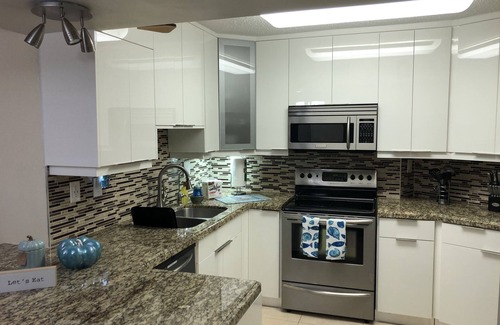 Hollywood South Central Beach Apartment | Beautiful beachfront condo 2-2 split plan with ocean front views. Free Parking