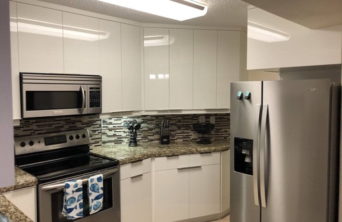 Hollywood South Central Beach Apartment | Beautiful beachfront condo 2-2 split plan with ocean front views. Free Parking