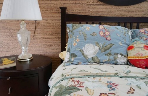Belmont House | Beautiful Belmont Apartment, Walk Everywhere!!