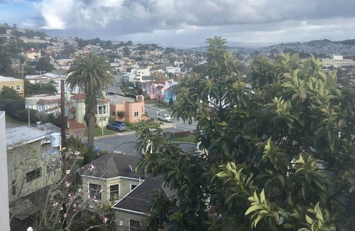 Westwood Highlands House | Beautiful big 1bedroom unit in a huge yard