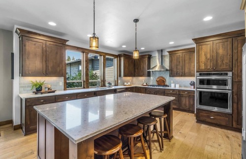 Alfalfa House | Beautiful Brasada 4 bdrm Theater, WiFi, Fire Pit, Hot Tub, Poker Table, Karaoke!