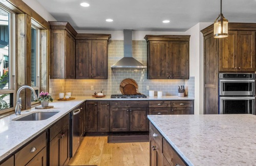 Alfalfa House | Beautiful Brasada 4 bdrm Theater, WiFi, Fire Pit, Hot Tub, Poker Table, Karaoke!