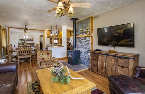 Estes Park Cabin | Beautiful Cabin w/Hot Tub - Just Minutes Away from Estes Park and RMNP!