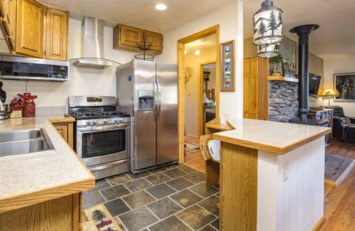 Estes Park Cabin | Beautiful Cabin w/Hot Tub - Just Minutes Away from Estes Park and RMNP!