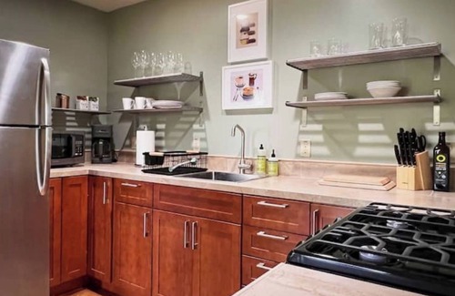 Piedmont Pines House | Beautiful Canyon View Suite, 1100 sq. ft., private deck, full kitchen