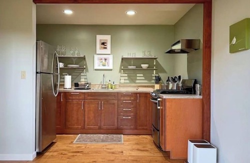 Piedmont Pines House | Beautiful Canyon View Suite, 1100 sq. ft., private deck, full kitchen