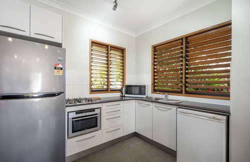 Palm Cove House | Beautiful Cedar Family Getaway Villa - 5 min walk from beach!