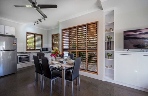 Palm Cove House | Beautiful Cedar Family Getaway Villa - 5 min walk from beach!