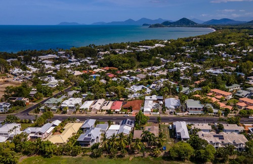 Palm Cove House | Beautiful Cedar Family Getaway Villa - 5 min walk from beach!