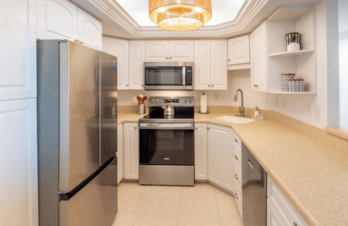 Marco Island Condo | Beautiful condo located with the nicest view of the beach. South Seas Tower 4-609