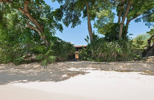 Gibbs Bay Villa | Beautiful Contemporary Beachfront House On Gibbs Beach