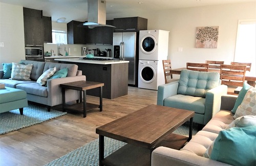 Lake Balboa House | Beautiful Contemporary Home in Lake Balboa