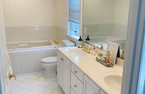 North Falmouth House | Beautiful contemporary Cape 10 minute walk from Old Silver Beach