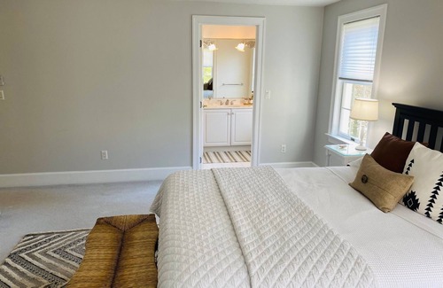 North Falmouth House | Beautiful contemporary Cape 10 minute walk from Old Silver Beach