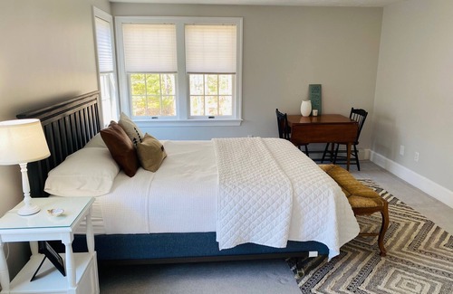 North Falmouth House | Beautiful contemporary Cape 10 minute walk from Old Silver Beach