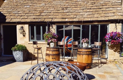 Bibury Cottage | Beautiful Cotswold Cottage in Bibury with walled large private garden