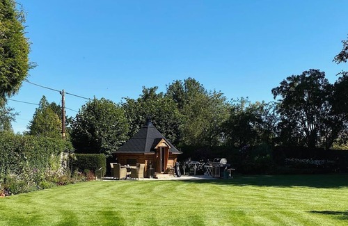 Bibury Cottage | Beautiful Cotswold Cottage in Bibury with walled large private garden