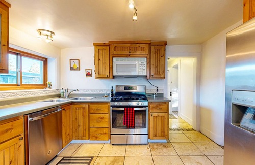 Heber House | Beautiful cottage with mountain views, wifi + hear outdoor activities