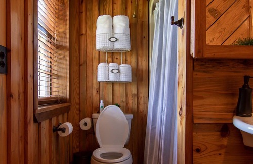 Smithville Cabin | Beautiful Coulples Cabin! 26 minutes north of Hochatown!