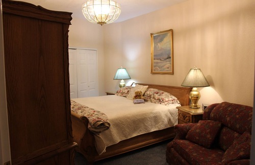 Healy Bed & Breakfast | Beautiful Denali bedroom with king bed, private bath and full, cooked breakfast