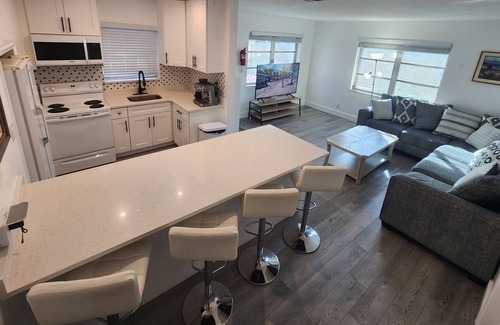 Citrus Isles House | Beautiful downtown apartment. Close to beach and Airport.