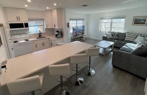 Citrus Isles House | Beautiful downtown apartment. Close to beach and Airport.