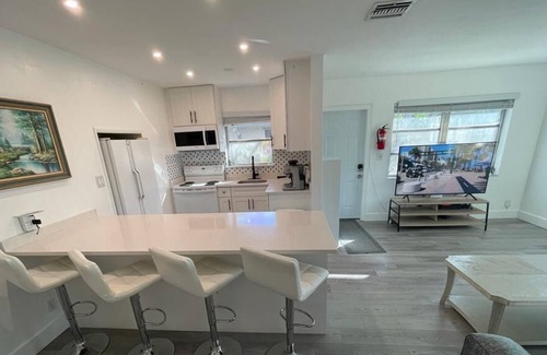 Citrus Isles House | Beautiful downtown apartment. Close to beach and Airport.