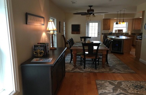 Eastport House | Beautiful Eastport Home walking distance to downtown and USNA. Includes parking