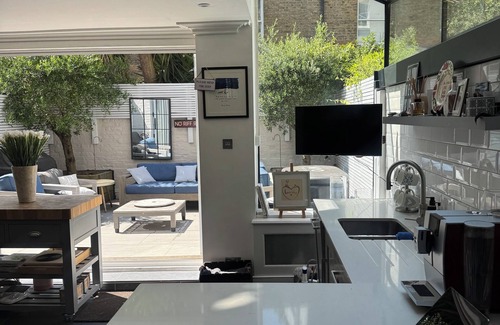 Town House | Beautiful family/group house in Parsons Green, London SW6