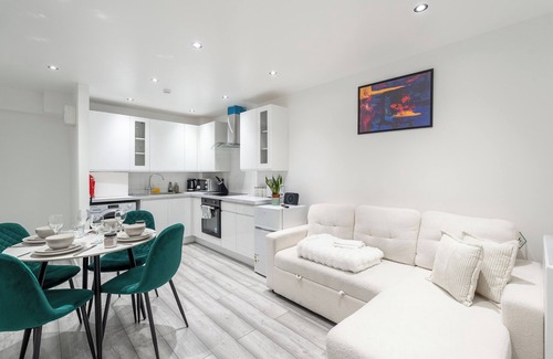Stepney Green Apartment | Beautiful Flat in London- Close to Central London- Canary Wharf- London ExCel