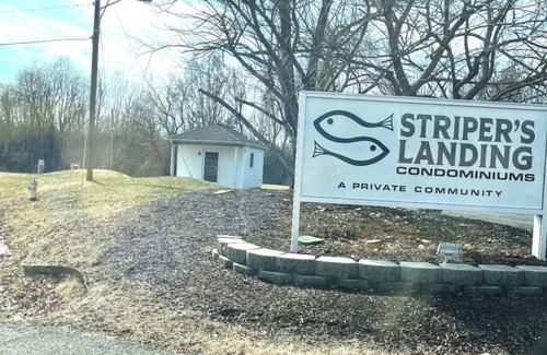 North Shore Condo | Beautiful foliage! Near restaurants and entertainment. Relax, enjoy & destress