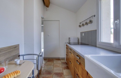 Le Beausset Apartment | Beautiful apartment for 4 guests with A/C, WIFI, TV, terrace and pets allowed