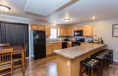 St. Robert House | Beautiful Fully Furnished Townhome