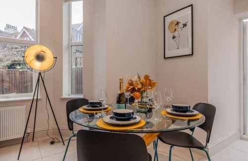 Seven Dials Apartment | Beautiful Garden Flat I Two Bedroom I Sleep 6 Guests