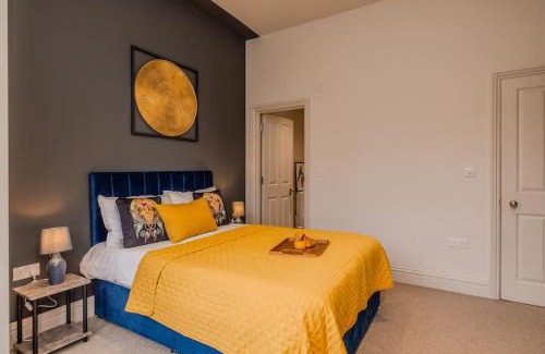 Seven Dials Apartment | Beautiful Garden Flat I Two Bedroom I Sleep 6 Guests