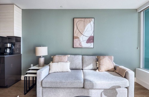 Civic Core Apartment | Beautiful Gaslamp 1BR w/Gym, Sauna & W/D, nr shops, by Blueground