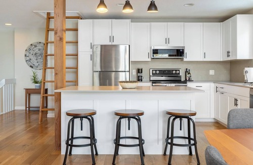 Grantham House | Beautiful Golf Course Home in Eastman